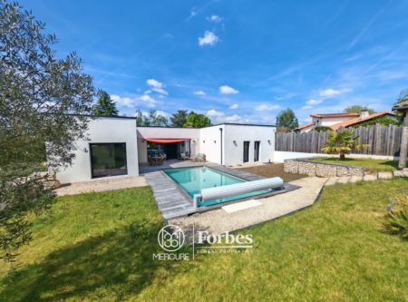 CONTEMPORARY HOUSE WITH POOL - 10150PO