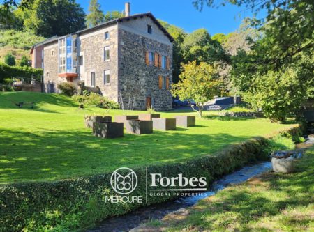 Exceptional PCharming Estate with Renovated Guesthouses and Outbuildings - 21212AU