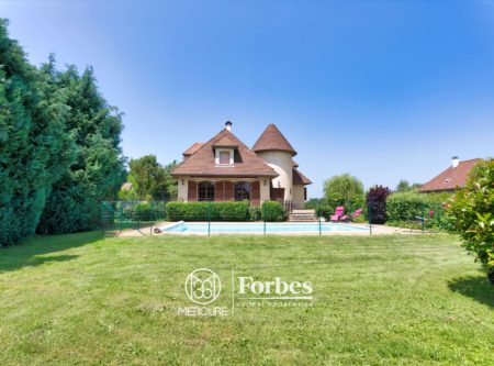 Family home with terrace and swimming pool on 1848 sqm of land, 12 min from Clermont-Ferrand - 21213AU