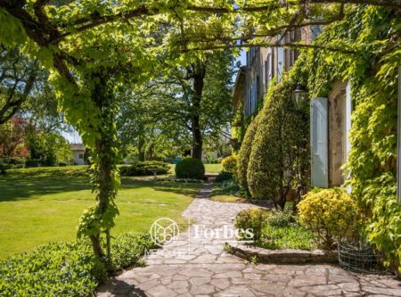 EXCEPTIONNELLE PROPRIETE D’ 1.2HA EN CENTRE VILLE - 8979TS
