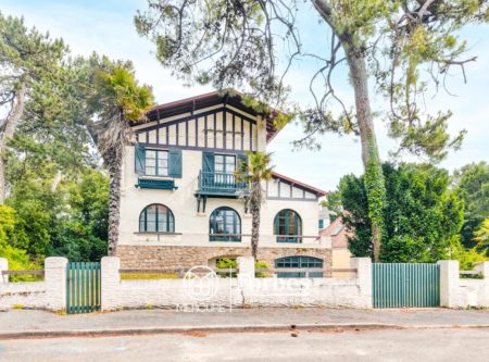 LA BAULE LES PINS – LE SPORTING – VILLA BALNÉAIRE 1930  ARCHITECTURE NÉOBASQUE – 5 CHAMBRES - 3060