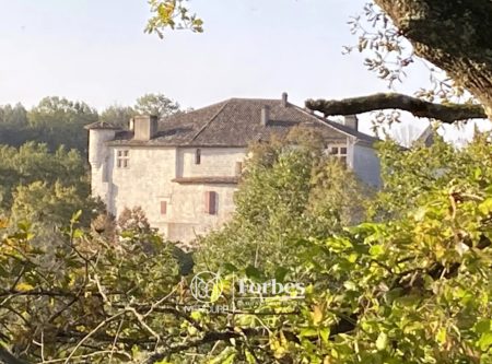 UN CHATEAU FORTIFIE ET UNE CHAPELLE DANS  LES COULOIRS DU TEMPS PROCHE D’AGEN - 901024bx