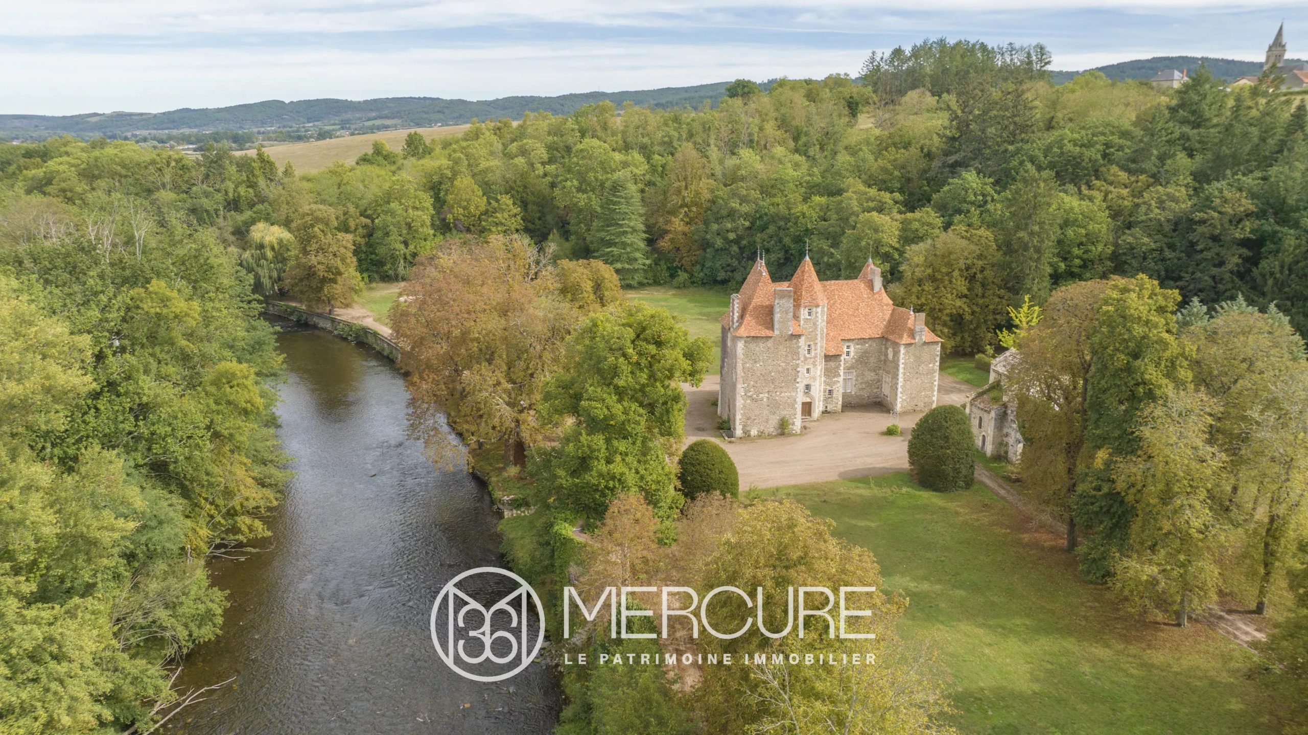 CHATEAU MH DES XII AUX XVII SIECLES, DU PUY DE DOME ET DE L’ALLIER, SUR 15 HA, AU BORD DE RIVIERE. - 20523AU
