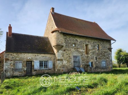 ALLIER, BOCAGE BOURBONNAIS PETIT LOGIS XVème EN COURS DE RENOVATION ET SES DEPENDANCES SUR 16HA DE TERRAIN LIBRE - 20762AU