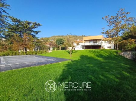 Quartier Panoramique, 290m² 3-bedroom house offering 1900m² with swimming pool and beautiful views of Clermont and Puy de Dôme. - 21020AU