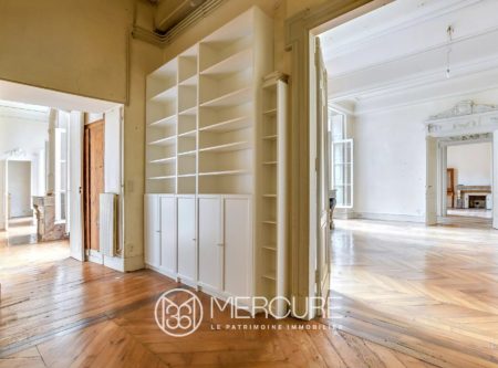 GRAND APPARTEMENT T6 DANS UN BEL HOTEL PARTICULIER - 9111TS
