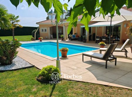 VILLA  CONTEMPORAINE AVEC PISCINE ET TERRAIN CLOS - 10164PO