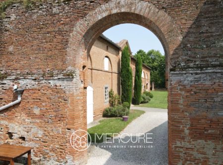 CHATEAU – 2HA – POOL – OUTBUILDINGS – STABLES - 8866TS