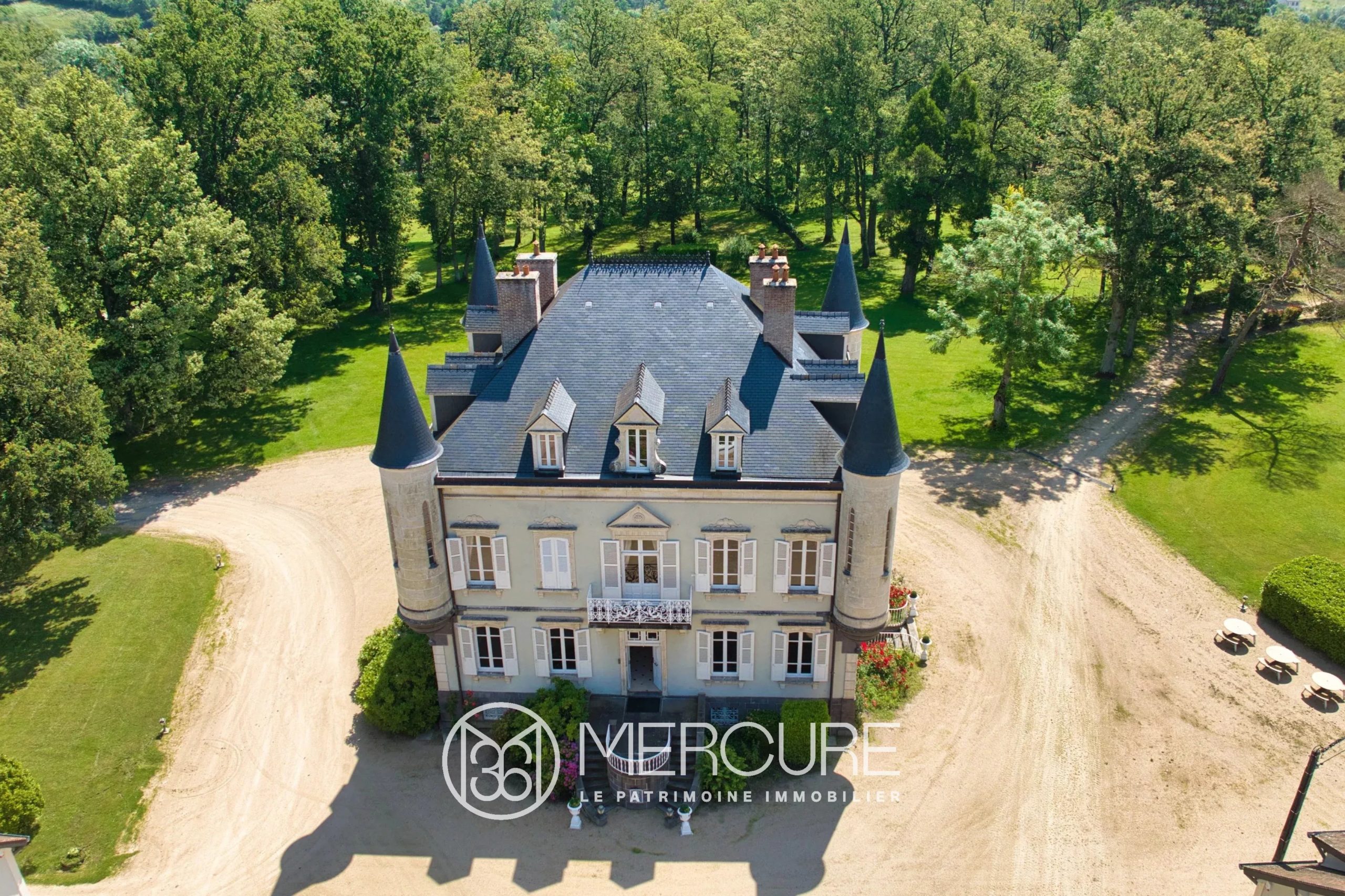 ALLIER, COMBRAILLE BOURBONNAISE, LUXUEUX CHATEAU XVIIIème ET DEPENDANCES AMENAGEES. PARC CLOS DE 30HA - 20836AU