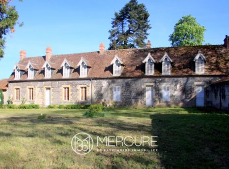 ALLIER, A 15KM DU CENTRE DE MOULINS GRANDE LONGERE XVIIIème ET SES DEPENDANCES SUR TERRAIN DE 9300m². - 20978AU