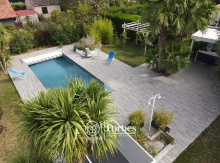 BEAUTIFUL HOUSE WITH LARGE GARDEN AND A POOL - 9198TS
