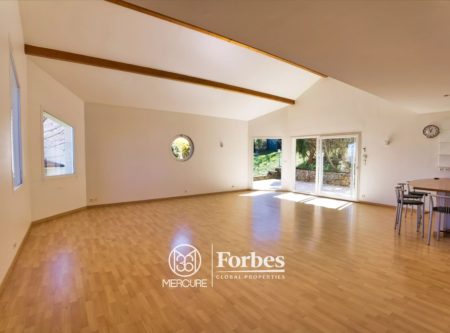 Bright house with 204sqm of living space, 4 bedrooms, office, terrace, garden, garage, quick access to the N89. - 21162AU