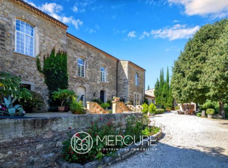 ELEGANTE BASTIDE XVIIème ET DEPENDANCES RESTAUREE SUR  3,5 HECTARES - 19548LR