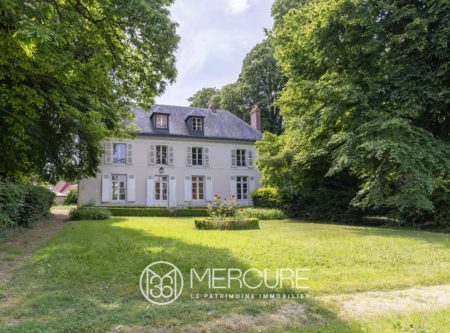 At the gates of Le Mans, Manor House - 21232PL