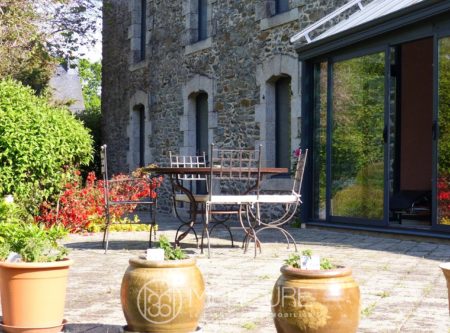 Près de Pontivy, Propriété en pierres avec piscine sur parc paysagé - 20775BR
