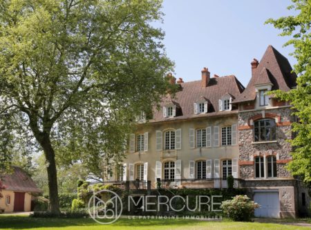 Allier, entre Moulins et Vichy, agréable château XVIIIeme de 440m², et ses dépendances sur terres agricoles de 69ha - 21307AU