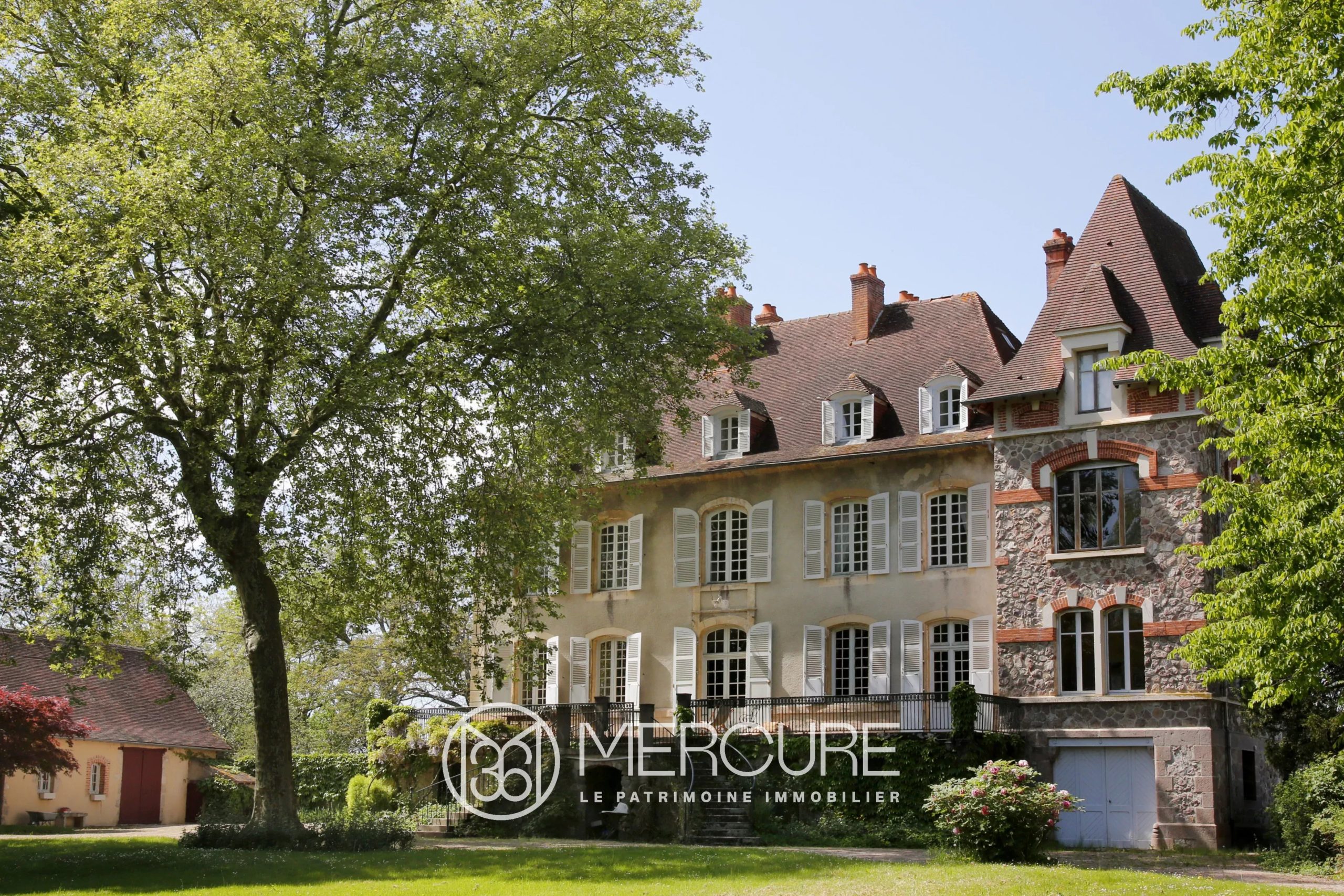 Allier, entre Moulins et Vichy, agréable château XVIIIeme de 440m², et ses dépendances sur terres agricoles de 69ha - 21307AU