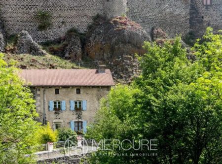 AU PIED DU CHATEAU D’ANDELAT, SPACIEUSE MAISON DE CHARME - 9217TS