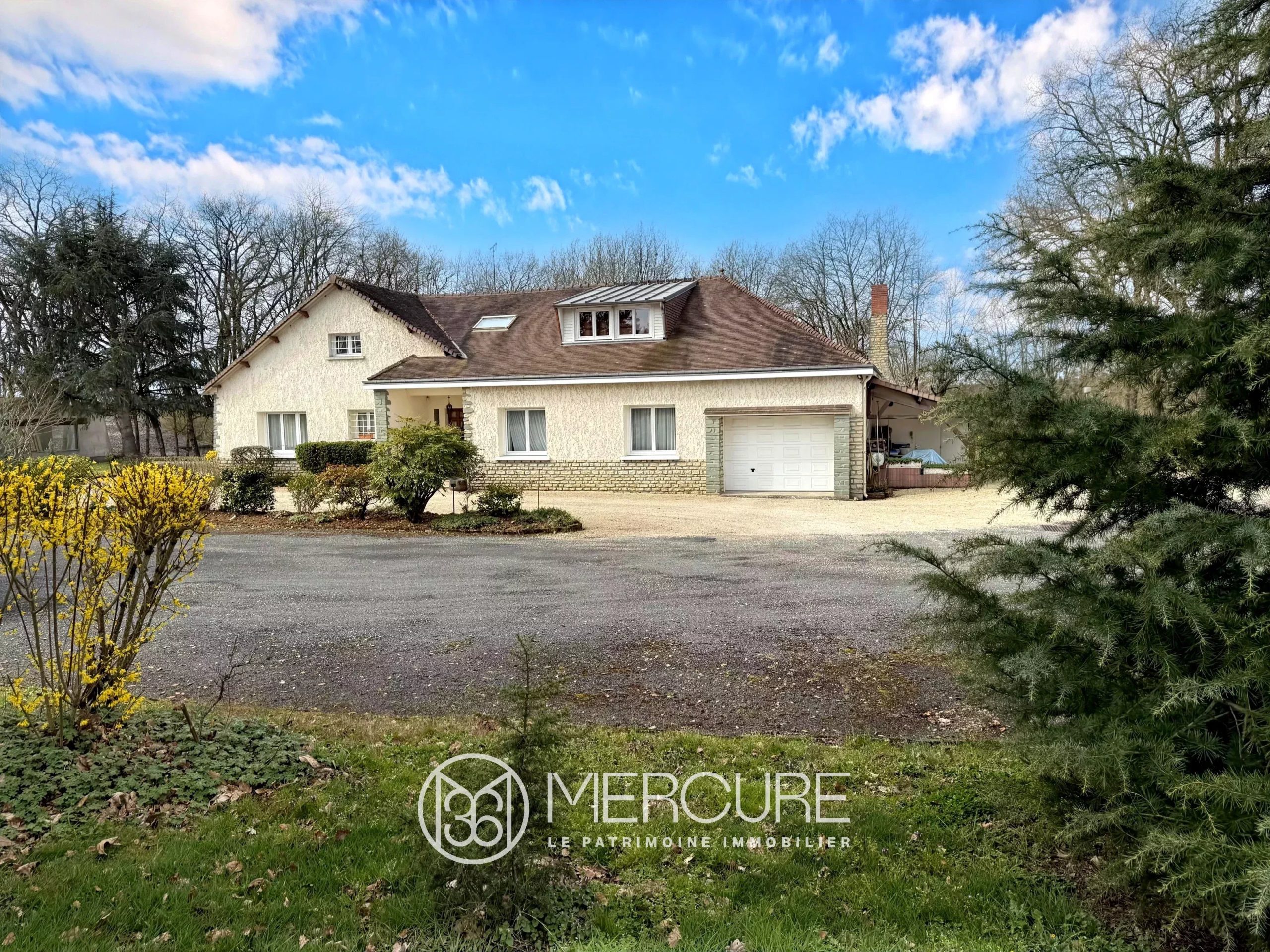 MAISON 270 M² avec ETANG sur 3,2 HA - 8803PO