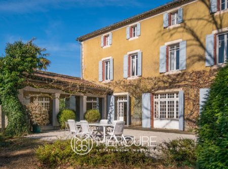CHARMING PROPERTY IN AN ENCLOSED PARK - 8944TS