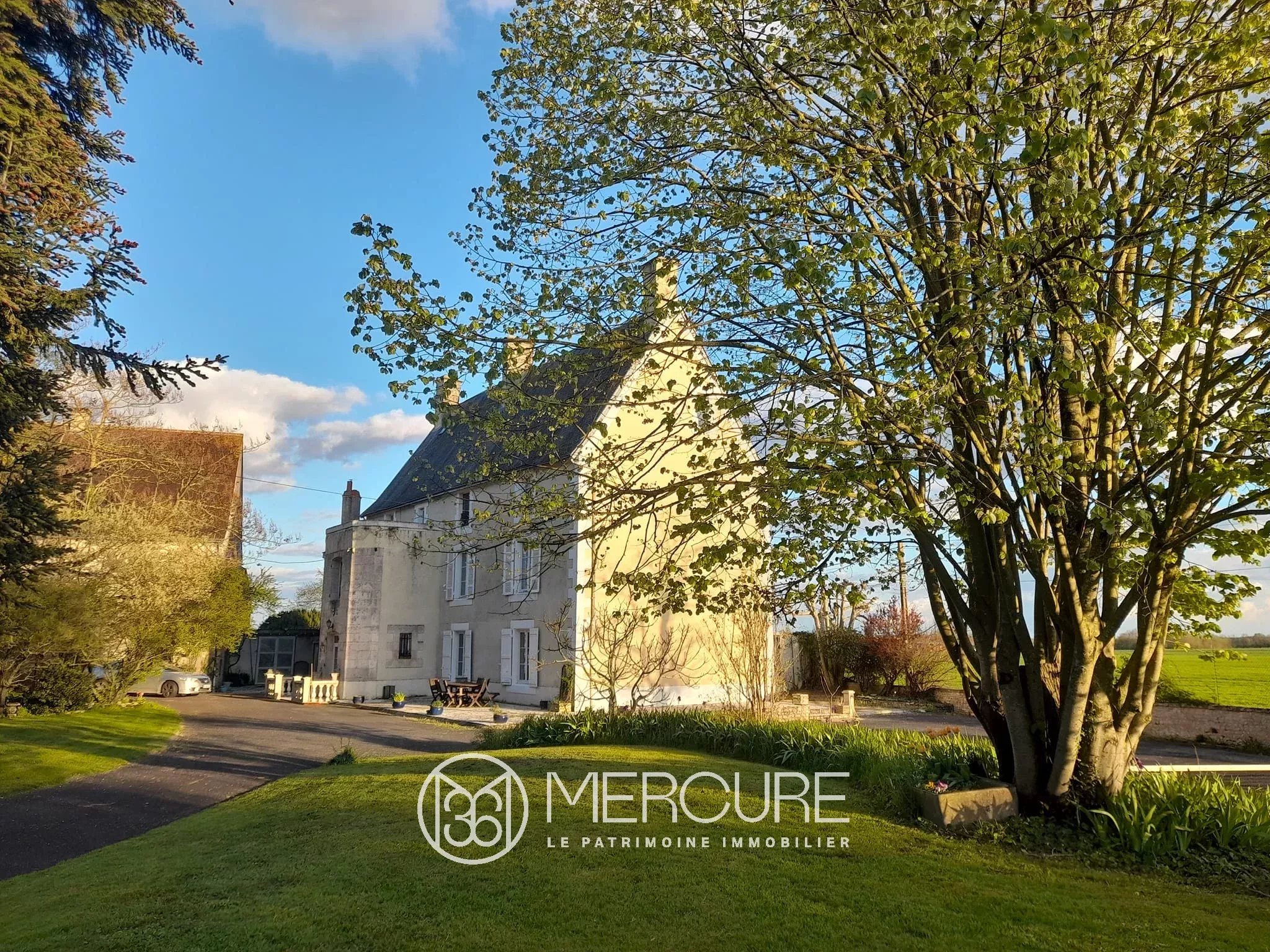 PROPERTY WITH OUTBUILDINGS, SWIMMING POOL, EQUESTRIAN FACILITIES - 9071PO