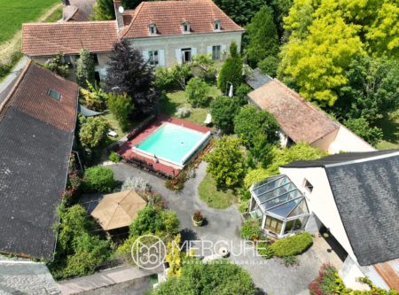 MAISON DE MAITRE avec DEPENDANCES, PISCINE et SPA - 10160PO