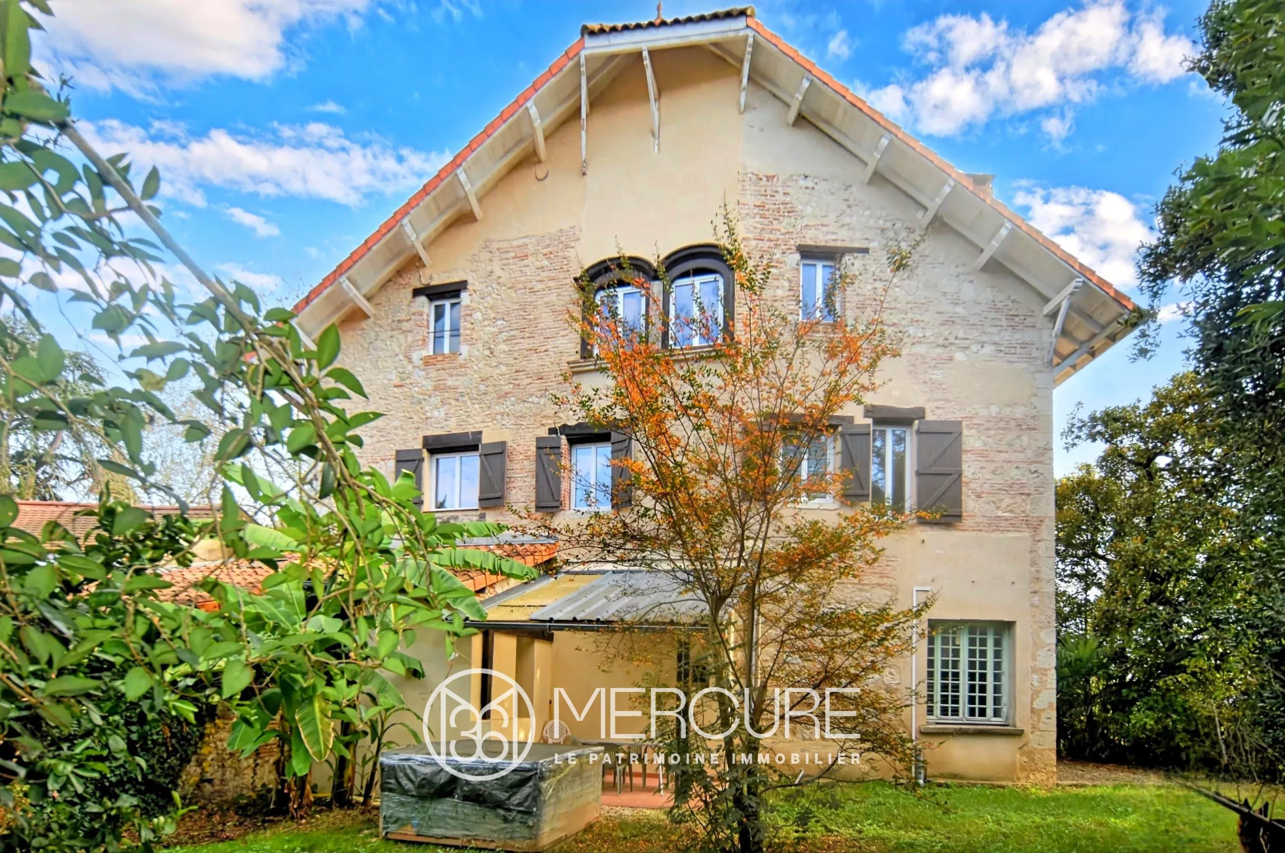 MANOIR DE 1801 PROTEGE PAR UN GRAND PARC - 9102TS