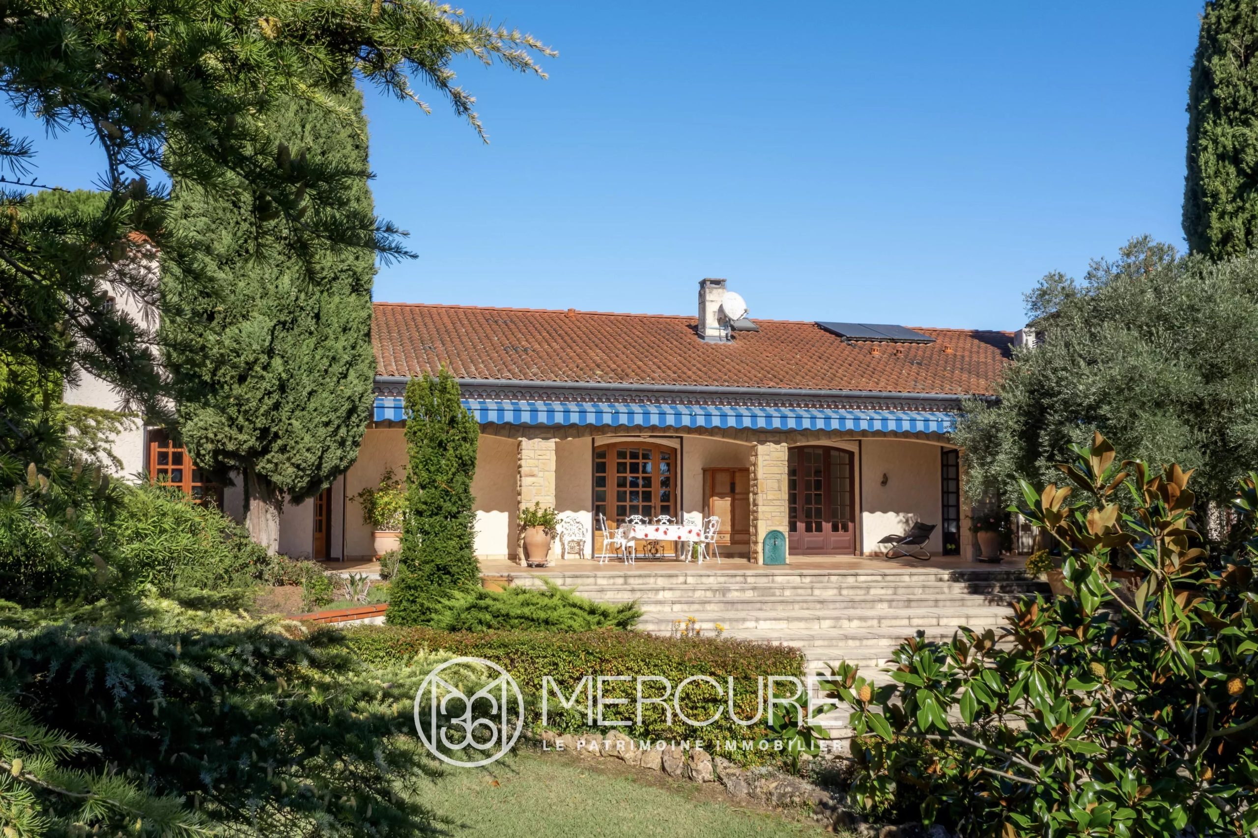 MAISON FAMILIALE EN POSITION DOMINANTE - 8895TS