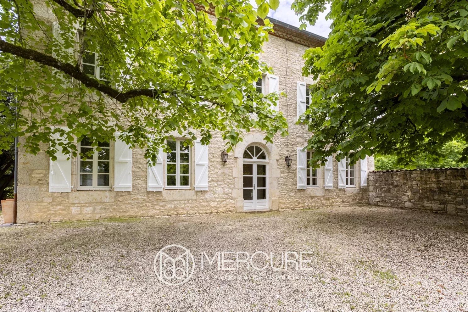 BASTIDE EN PIERRE EN BORDURE DE VILLAGE - 9187TS