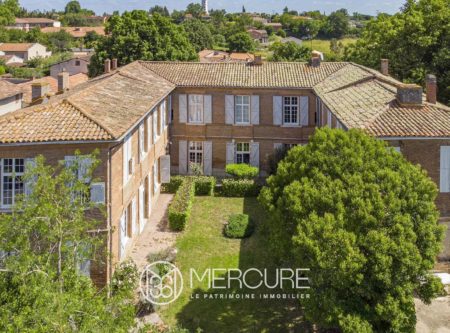 17th-CENTURY CHATEAU IN THE HEART OF THE VILLAGE - 9189TS