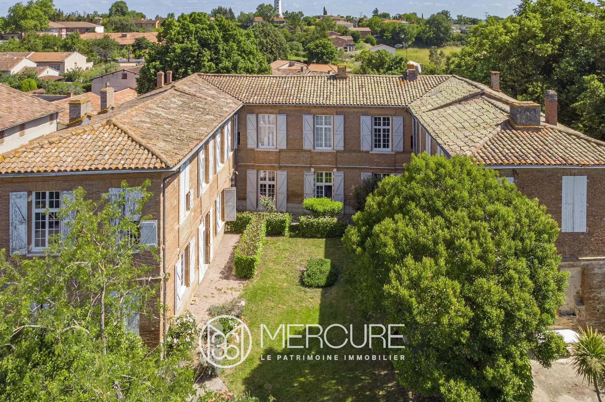 AUTHENTIQUE PROPRIETE DU XVIIe AU COEUR DU VILLAGE - 9189TS