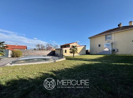 208 sqm family house with 4 bedrooms set in 1250 sqm of grounds, large garden, swimming pool, double garage. - 21075AU