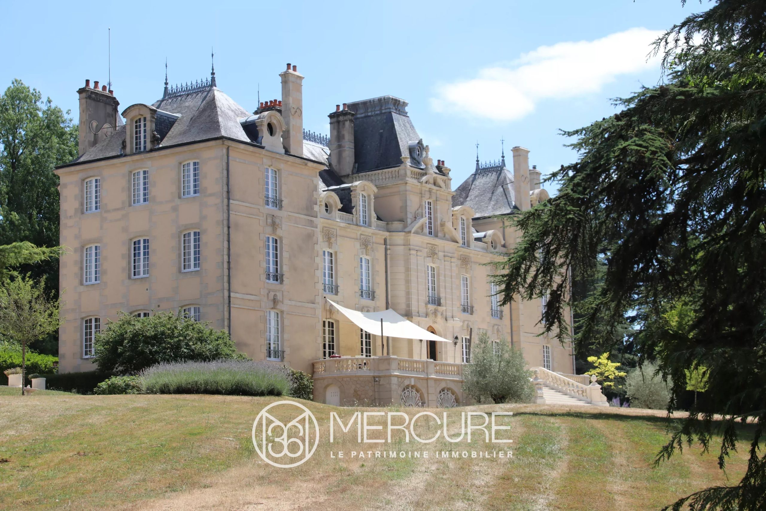 A VENDRE, CHATEAU RÉNOVÉ SUR 46 Ha - 10188po