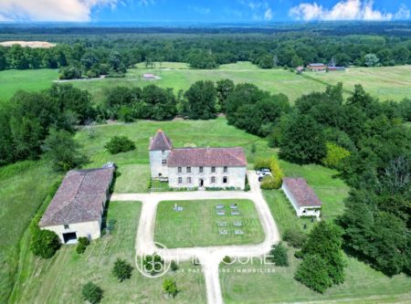 CHATEAU XIVEME ENTIEREMENT RESTAURE – 7 HA - 900975bx