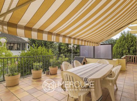 VASTE ET BELLE MAISON DE VILLE AVEC JARDIN PISCINABLE - 9195TS