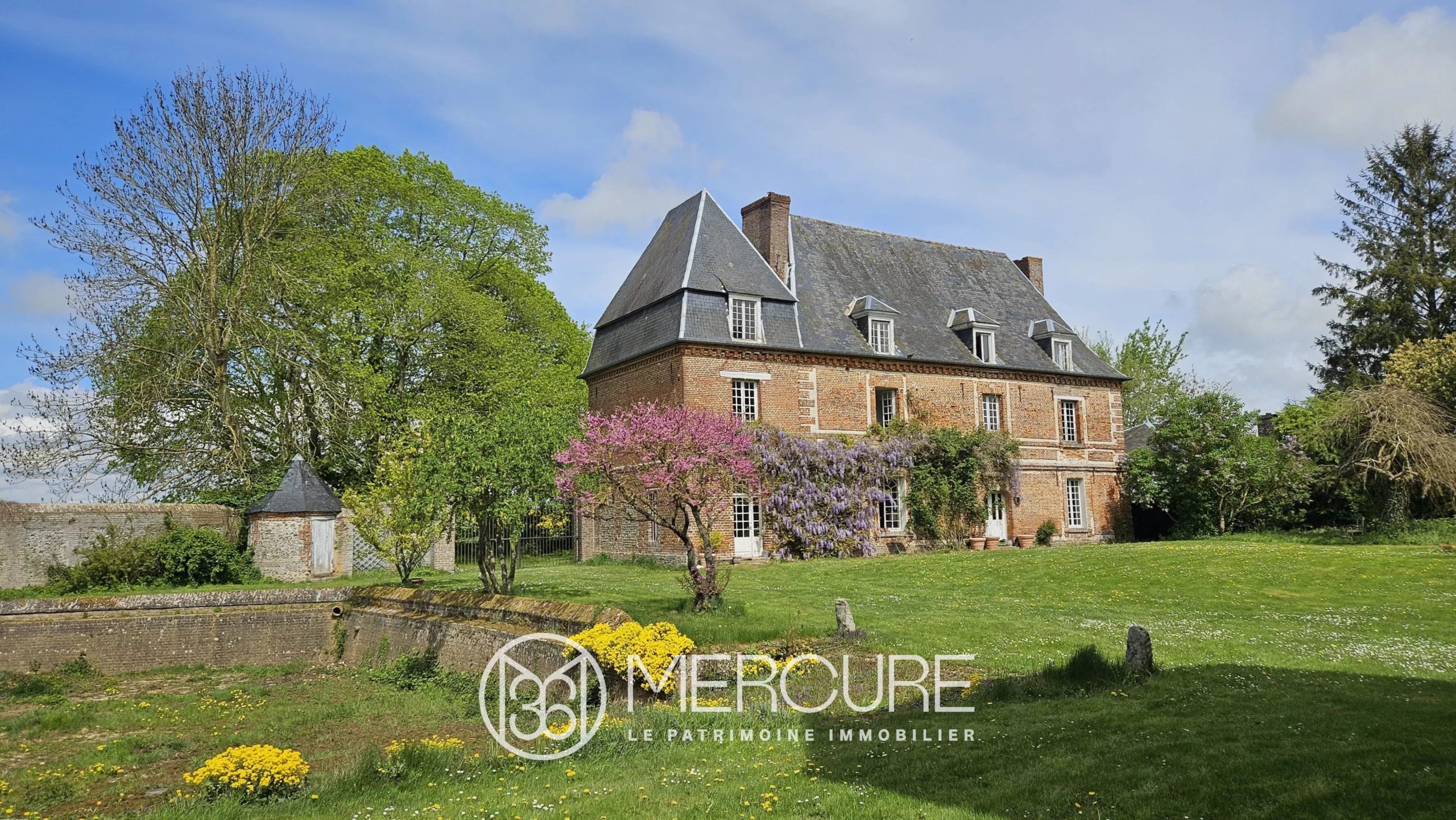 North of France, Oise, manor house from the 17th century, outbuildings and park - 80629PI