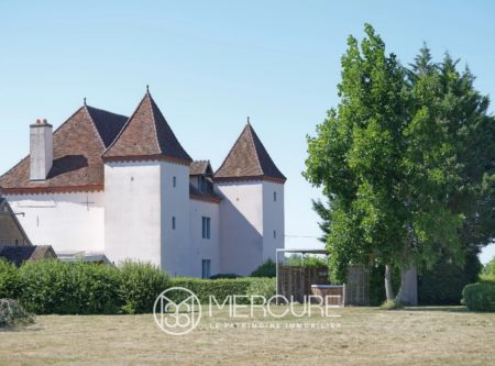 Château du XVIIème siècle entièrement rénové et ses grandes dépendances - 21314VA