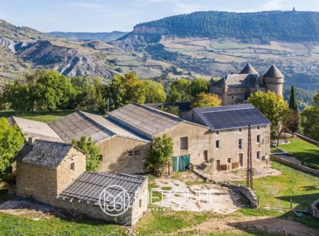 AUTHENTIQUE FERME À RÉNOVER FACE AU CHÂTEAU - 9087TS