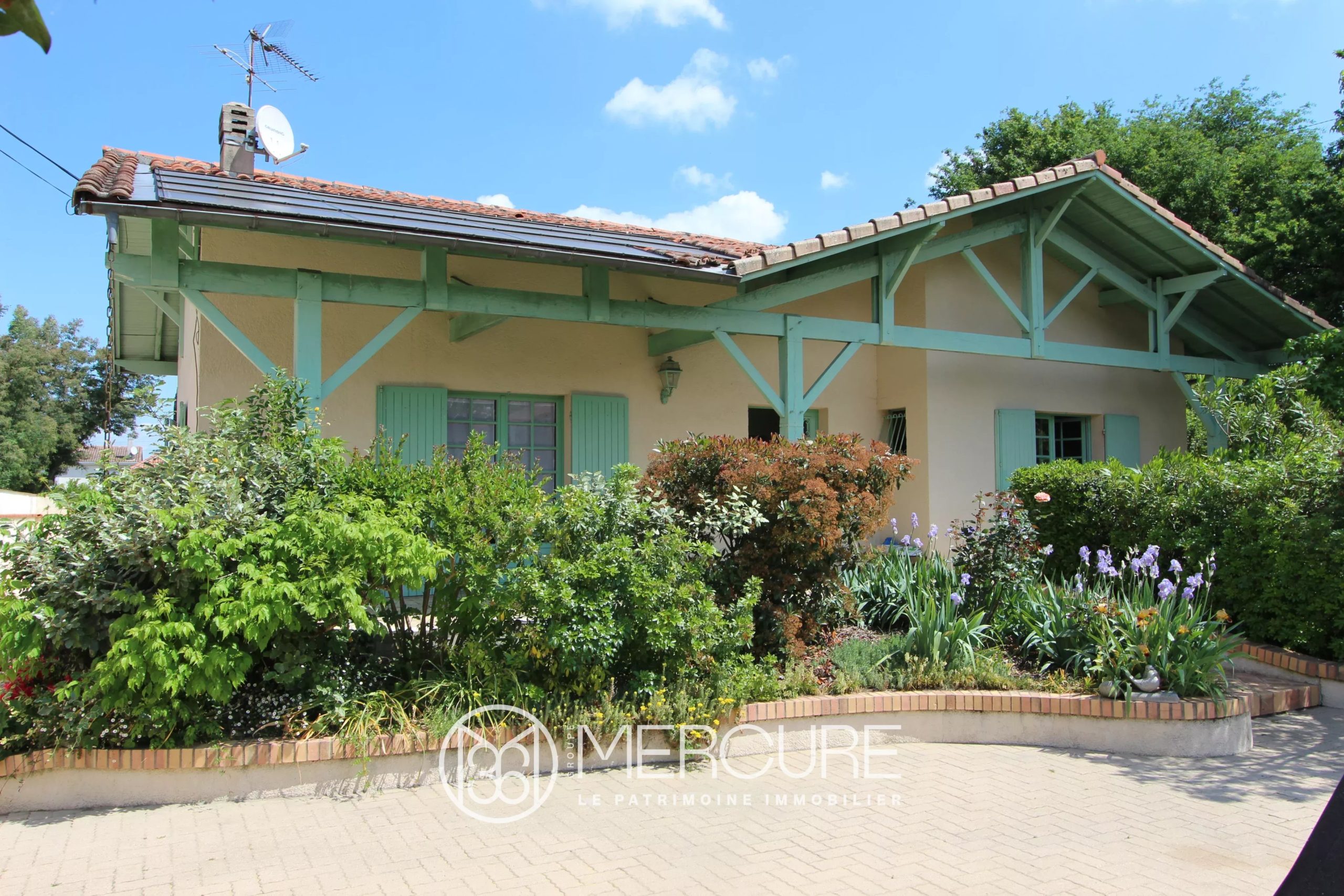 MAISON PLAIN-PIED AVEC PISCINE, GARAGE ET DEPENDANCE - 900733bx