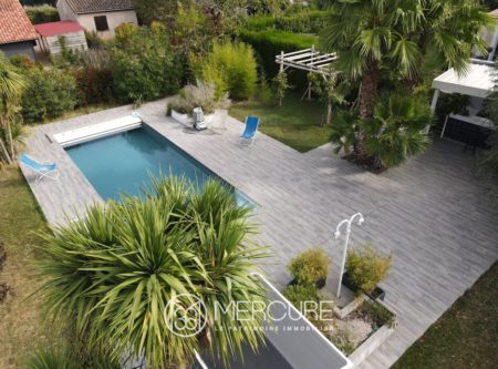 BEAUTIFUL HOUSE WITH LARGE GARDEN AND A POOL - 9198TS