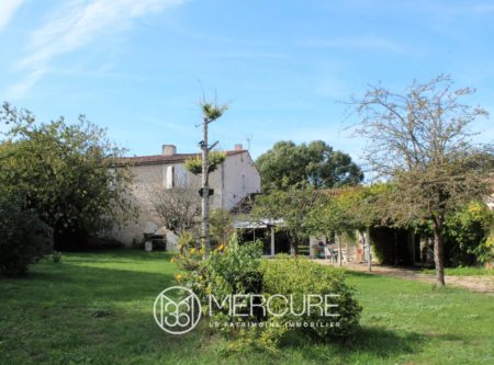 CHARACTER HOUSE NEAR LA ROCHELLE - 9795PO