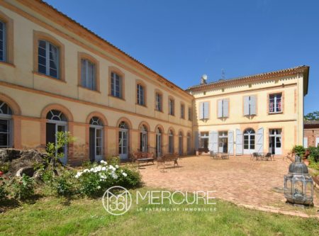 MAGNIFICENT 18TH-C CHATEAU – PARK & SWIMMING POOL - 8999TS
