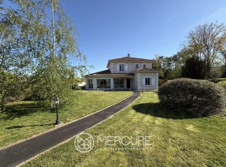 SPACIEUSE VILLA AVEC GARAGES - 10104PO