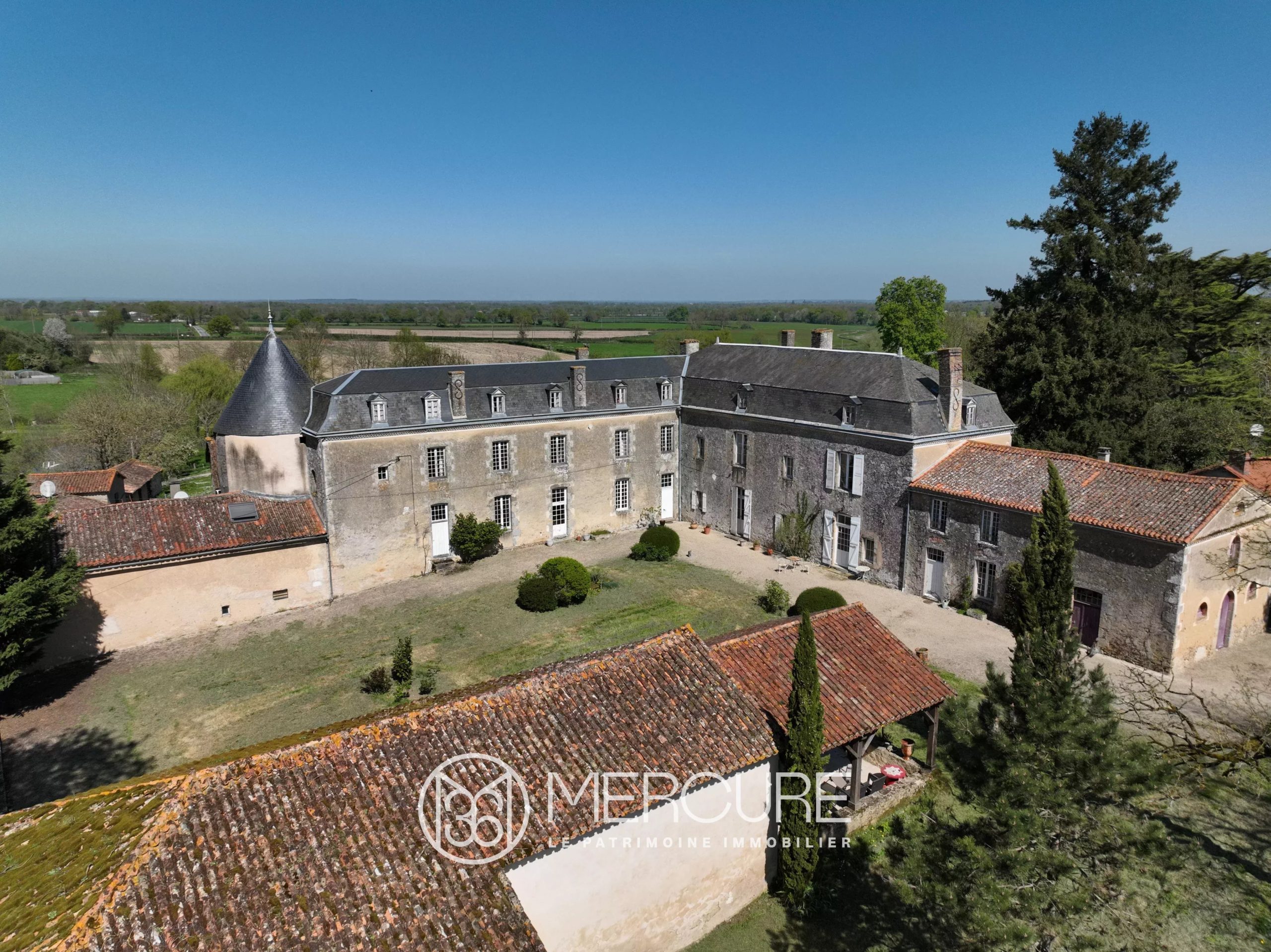 CHATEAU XIVe / XVIIIe AVEC PISCINE ET TENNIS - 10119PO