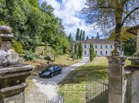 ISERE – ENTRE GRENOBLE ET VALENCE – DEMEURE DU XVIII° s de 600 m² et ses dépendances SUR UN PARC DE 3 HA. - 4983LY