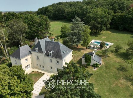CHARACTER HOUSE WITH NEARLY 2 ACRES OF PARK - 9989PO