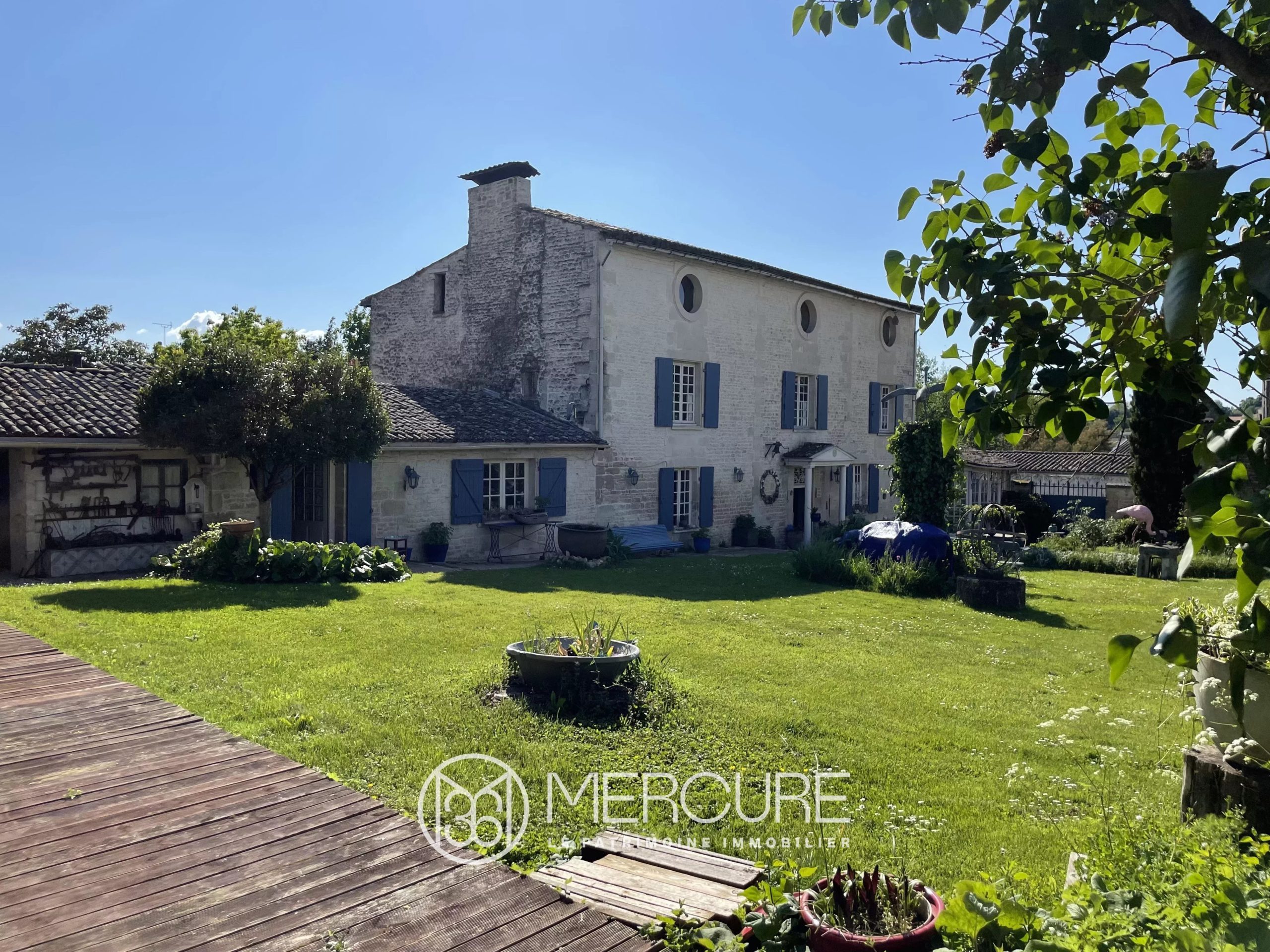 MAISON D&rsquo;ARTISTE, SALLE DES FETES ET PISCINE - 10135PO