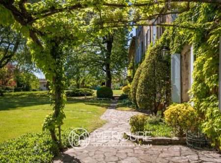 EXCEPTIONAL 2 HA PROPERTY IN A TOWN CENTER - 8979TS