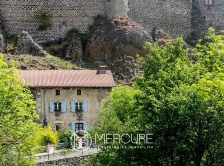 AU PIED DU CHATEAU D’ANDELAT, SPACIEUSE MAISON DE CHARME - 9217TS