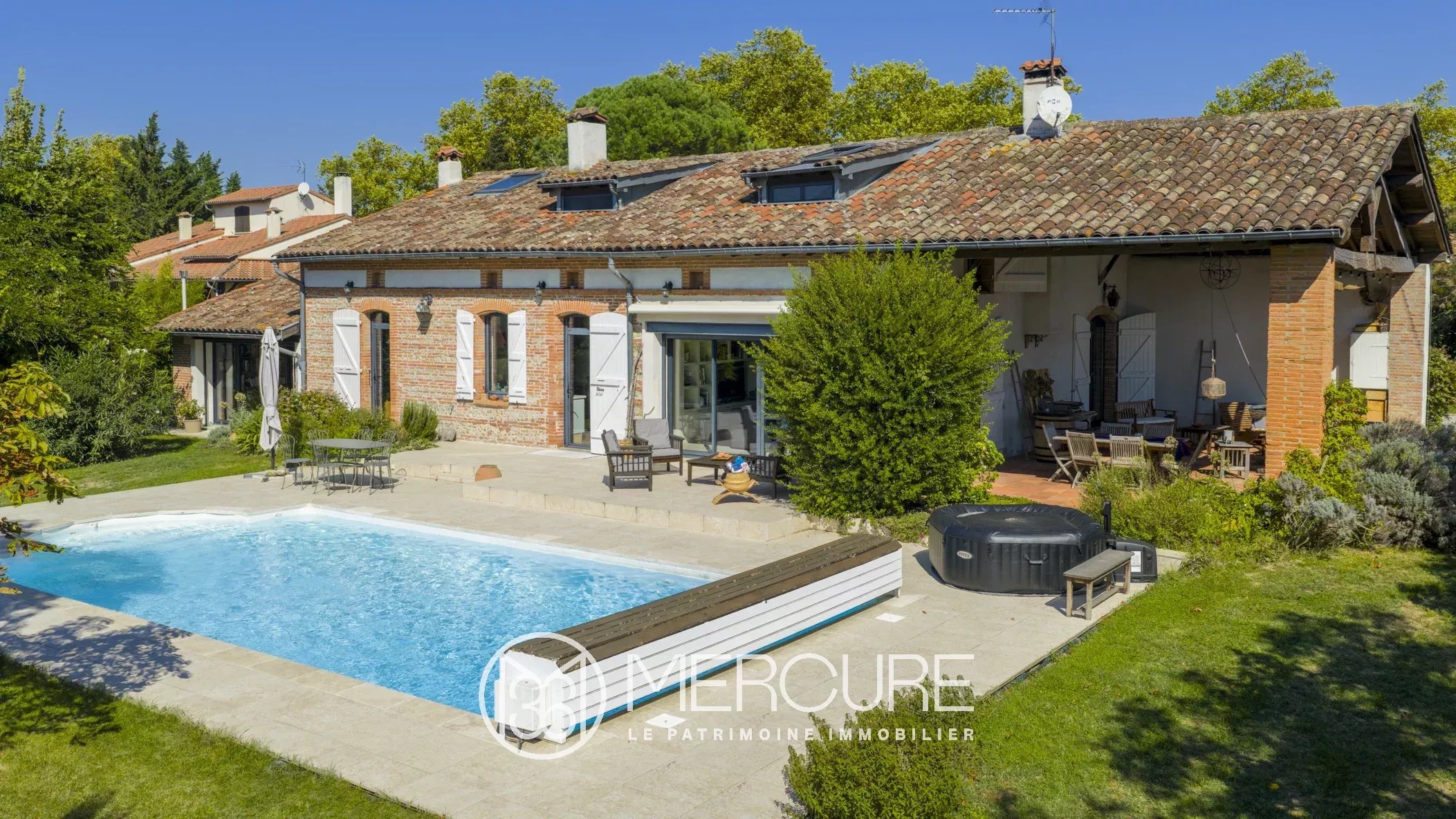 BELLE DEMEURE FAMILIALE DANS UN QUARTIER RESIDENCIEL - 9251TS